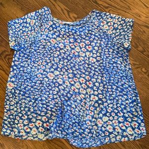 Cabi blue floral blouse w/back overlap detailing L